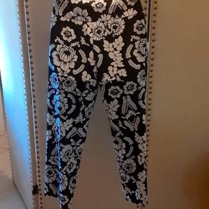 White House Black Market size medium black and white stretch capri pants